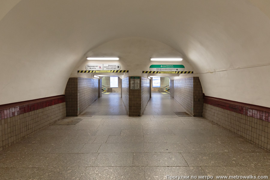 Станция Площадь Восстания (Кировско-Выборгская линия, Санкт-Петербург). Второй переход заканчивается развилкой с двумя лестницами, ведущими на платформу станции Маяковской.