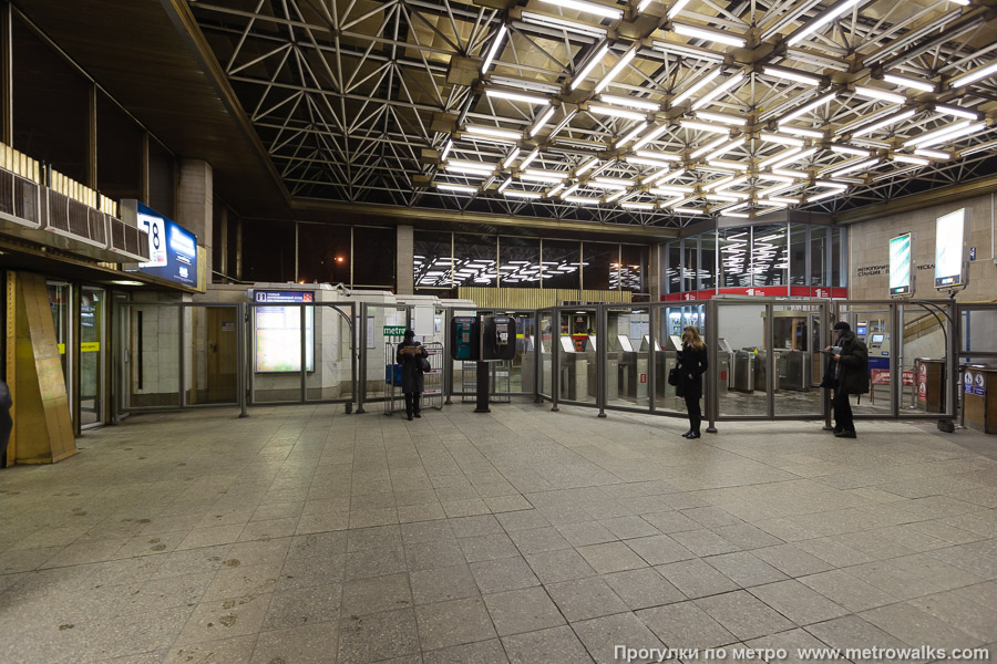 Станция Политехническая (Кировско-Выборгская линия, Санкт-Петербург). Внутри вестибюля станции, общий вид. Вид от выхода в сторону входа.