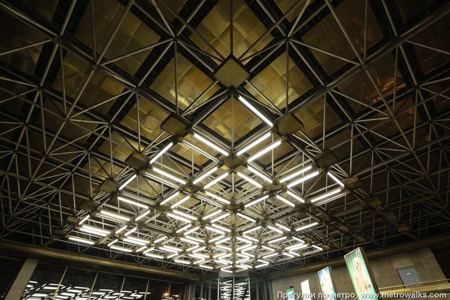 Станция Политехническая (Кировско-Выборгская линия, Санкт-Петербург). Потолок вестибюля.