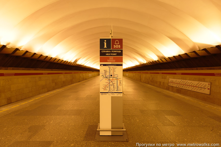 Станция Политехническая (Кировско-Выборгская линия, Санкт-Петербург). Центральный объект на платформе — «ИнфоСОС».