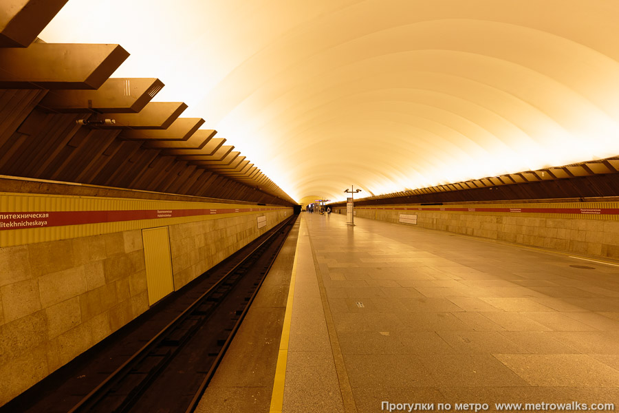Станция Политехническая (Кировско-Выборгская линия, Санкт-Петербург). Край платформы, общий вид.