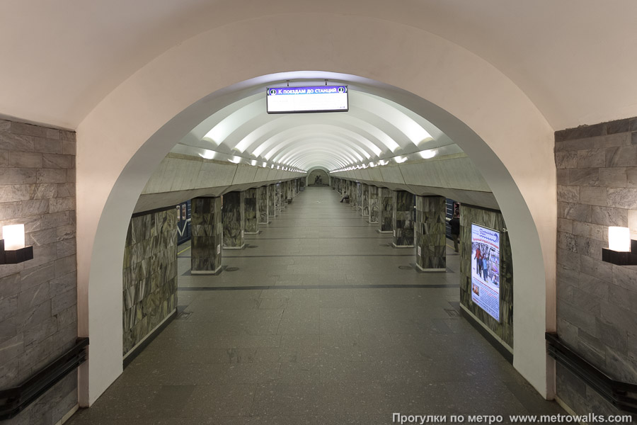 Станция Приморская (Невско-Василеостровская линия, Санкт-Петербург). Спуск по лестнице от эскалаторов в центральный зал станции.