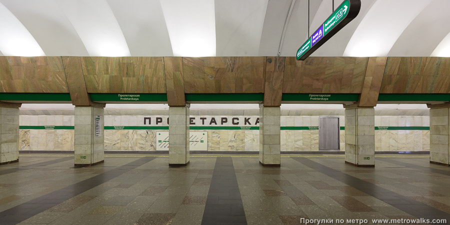 Станция Пролетарская (Невско-Василеостровская линия, Санкт-Петербург). Поперечный вид, проходы между колоннами из центрального зала на платформу.