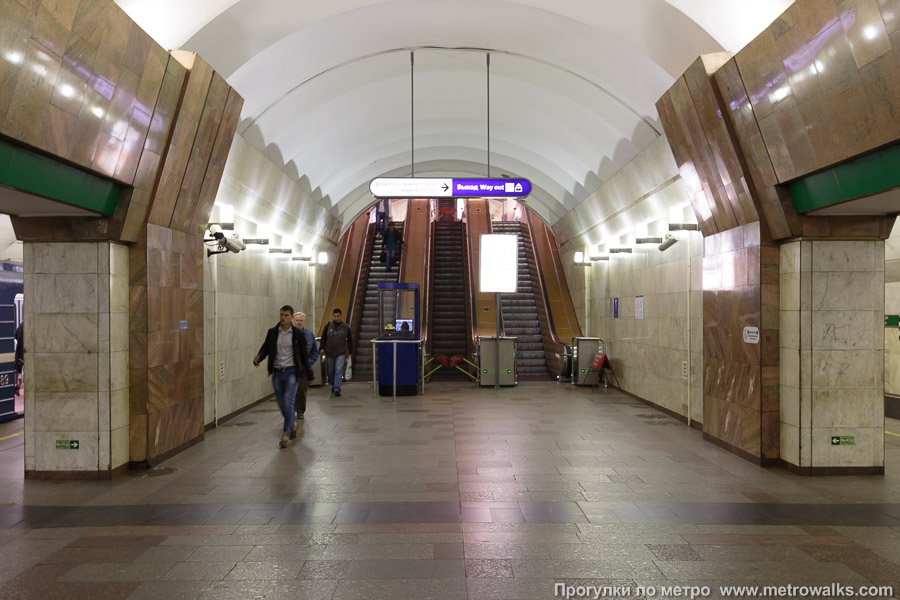 Станция Пролетарская (Невско-Василеостровская линия, Санкт-Петербург). Выход в город, эскалаторы начинаются прямо с уровня платформы. Вслед за этими малыми эскалаторами расположен второй, основной каскад эскалаторов.