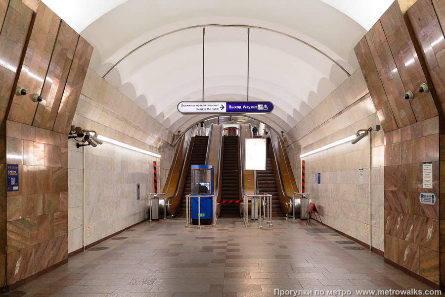 Станция Пролетарская (Невско-Василеостровская линия, Санкт-Петербург). Выход в город, эскалаторы начинаются прямо с уровня платформы. Выход со станции состоит из двух групп эскалаторов, соединённых небольшим коридором.