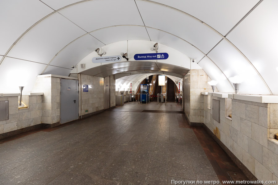 Станция Пролетарская (Невско-Василеостровская линия, Санкт-Петербург). Промежуточный зал между двумя группами эскалаторов.