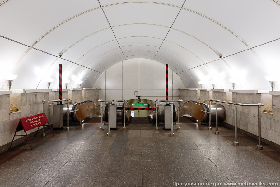 Станция Пролетарская (Невско-Василеостровская линия, Санкт-Петербург). Вид из соединительного коридора на нижнюю группу эскалаторов.