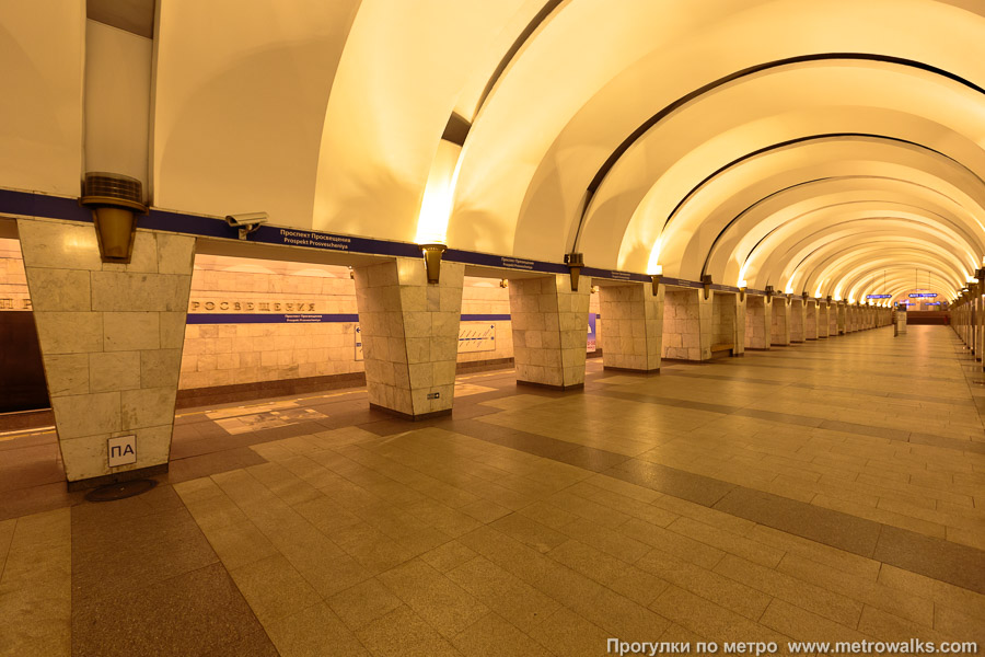 Станция Проспект Просвещения (Московско-Петроградская линия, Санкт-Петербург). Вид по диагонали.