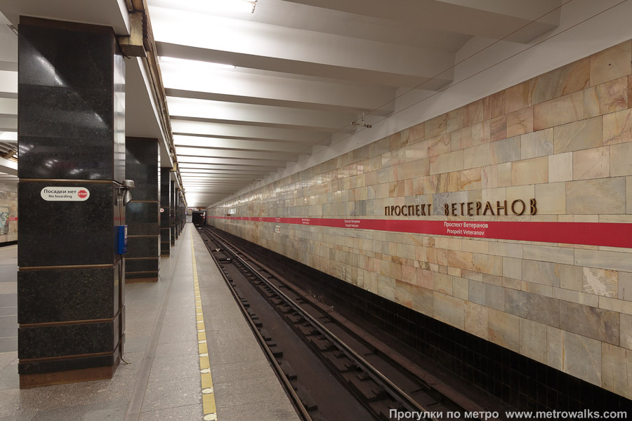 Станция Проспект Ветеранов (Кировско-Выборгская линия, Санкт-Петербург). Боковой зал станции и посадочная платформа, общий вид.