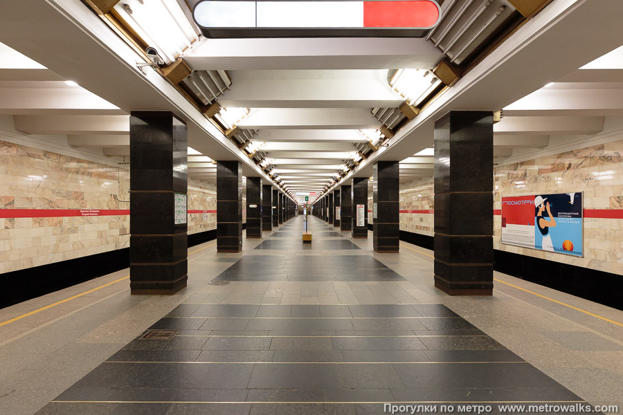 Станция Проспект Ветеранов (Кировско-Выборгская линия, Санкт-Петербург). Продольный вид центрального зала. От западного выхода (основного) к восточному.