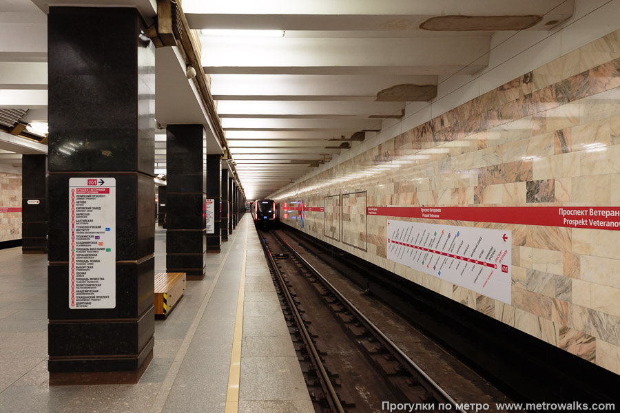 Станция Проспект Ветеранов (Кировско-Выборгская линия, Санкт-Петербург). Боковой зал станции и посадочная платформа, общий вид.