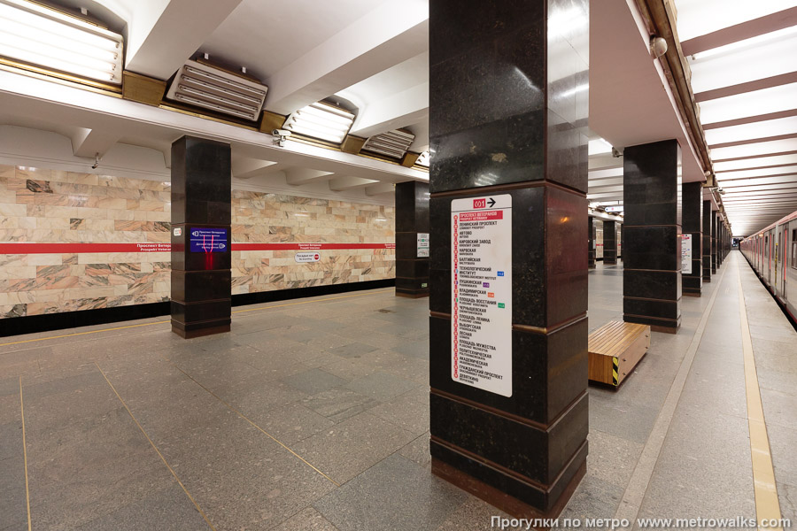Станция Проспект Ветеранов (Кировско-Выборгская линия, Санкт-Петербург). Вид с края платформы по диагонали на противоположную сторону сквозь центральный зал.