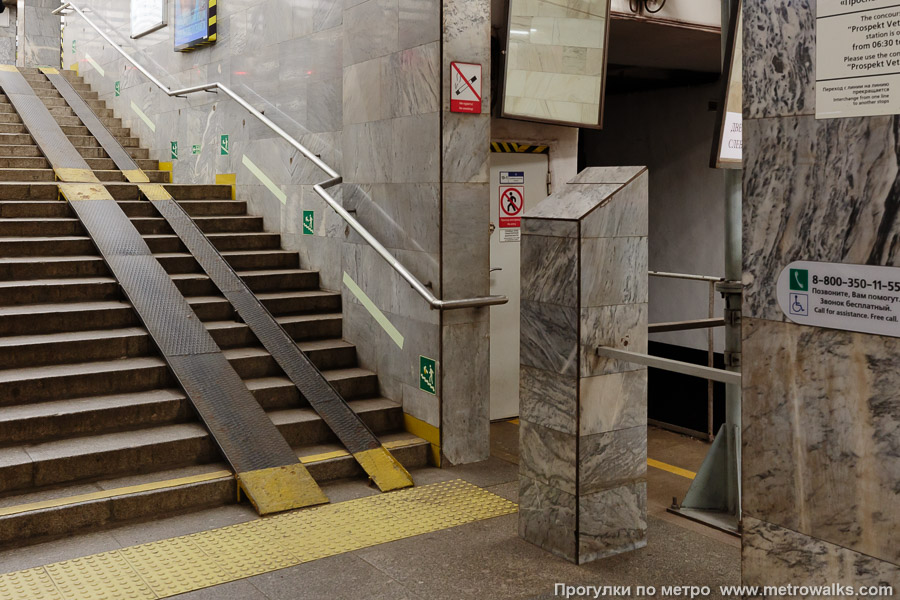 Станция Проспект Ветеранов (Кировско-Выборгская линия, Санкт-Петербург). Декоративное оформление прохода к выходу. Старожилы говорят, что такие столбики в незапамятные времена были со всех сторон от выходов, и на них были дополнительные светильники.