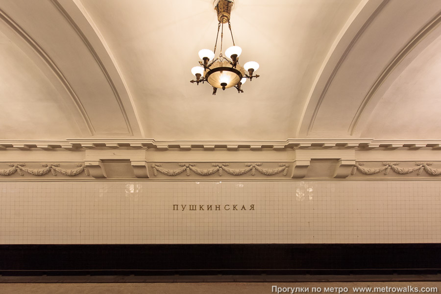 Станция Пушкинская (Кировско-Выборгская линия, Санкт-Петербург). Путевая стена. Старая фотография, до наклеивания красной полосы на стену.