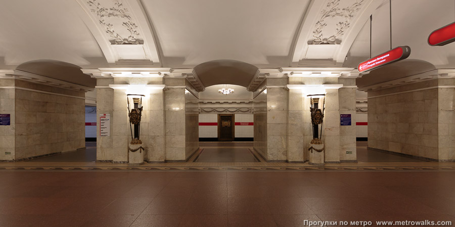 Станция Пушкинская (Кировско-Выборгская линия, Санкт-Петербург). Поперечный вид, проходы между пилонами из центрального зала на платформу.