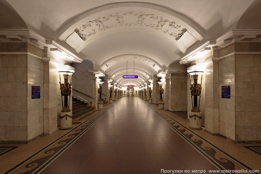 Станция Пушкинская (Кировско-Выборгская линия, Санкт-Петербург). Центральный зал станции, вид вдоль от входа в сторону глухого торца.