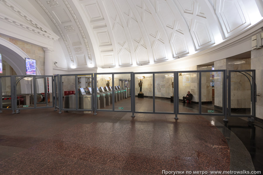 Станция Пушкинская (Кировско-Выборгская линия, Санкт-Петербург). Внутри вестибюля станции, общий вид.