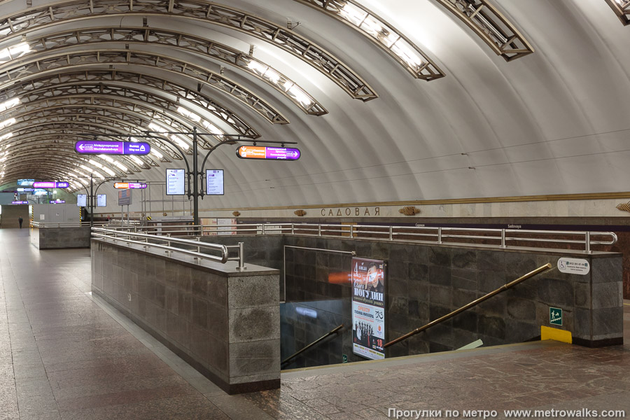 Станция Садовая (Фрунзенско-Приморская линия, Санкт-Петербург). В центре зала — переход на станцию Спасскую Правобережной линии.