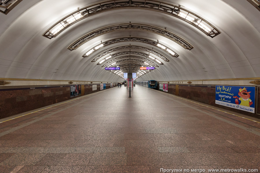 Станция Садовая (Фрунзенско-Приморская линия, Санкт-Петербург). Продольный вид по оси станции.