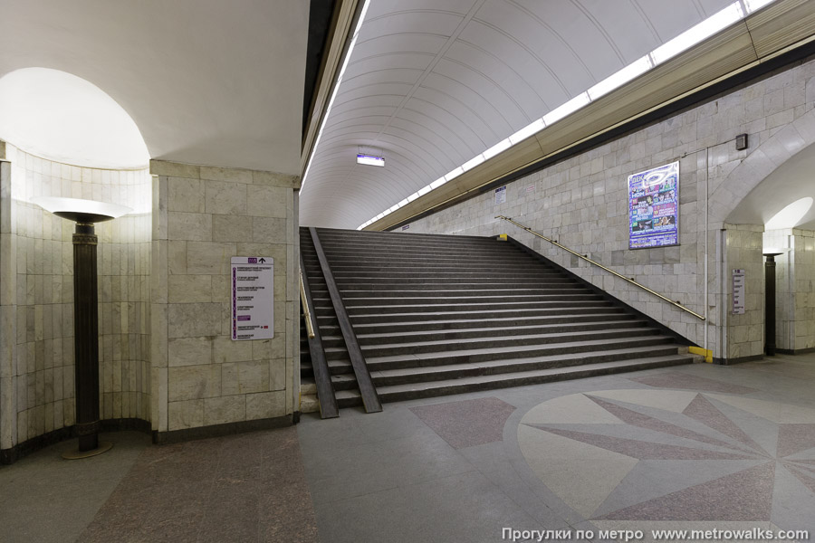 Станция Сенная площадь (Московско-Петроградская линия, Санкт-Петербург). Посередине центрального зала — переход на станцию Садовую Фрунзенско-Приморской линии.