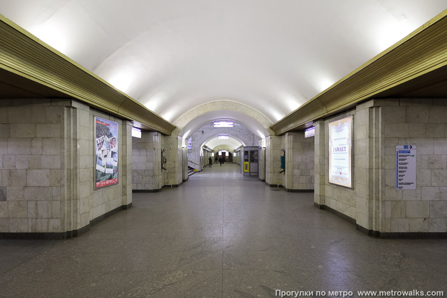 Станция Сенная площадь (Московско-Петроградская линия, Санкт-Петербург). Продольный вид центрального зала. От перехода на на Спасскую в сторону выхода.