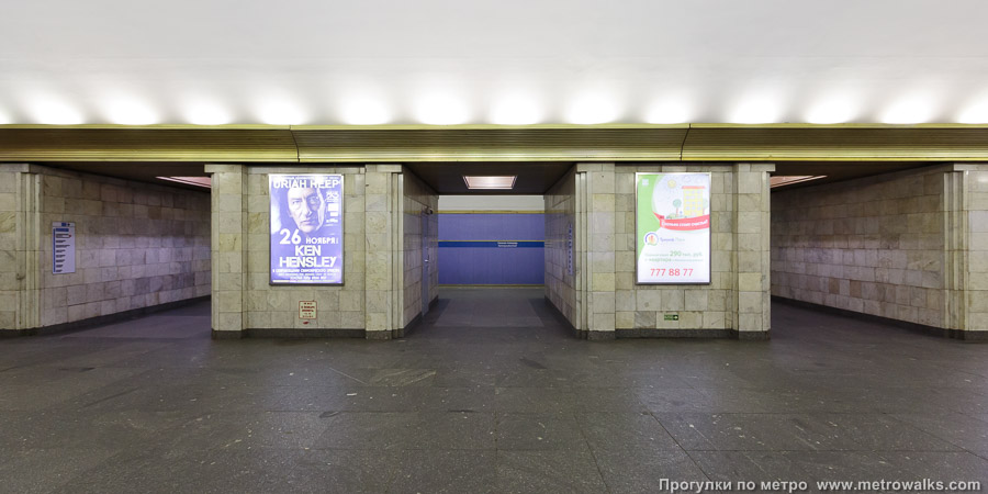 Станция Сенная площадь (Московско-Петроградская линия, Санкт-Петербург). Поперечный вид, проходы между пилонами из центрального зала на платформу.
