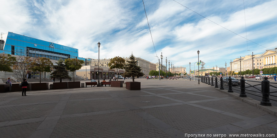 Станция Сенная площадь (Московско-Петроградская линия, Санкт-Петербург). Общий вид окрестностей станции. Сенная площадь. На заднем плане — вестибюль станции Спасской.