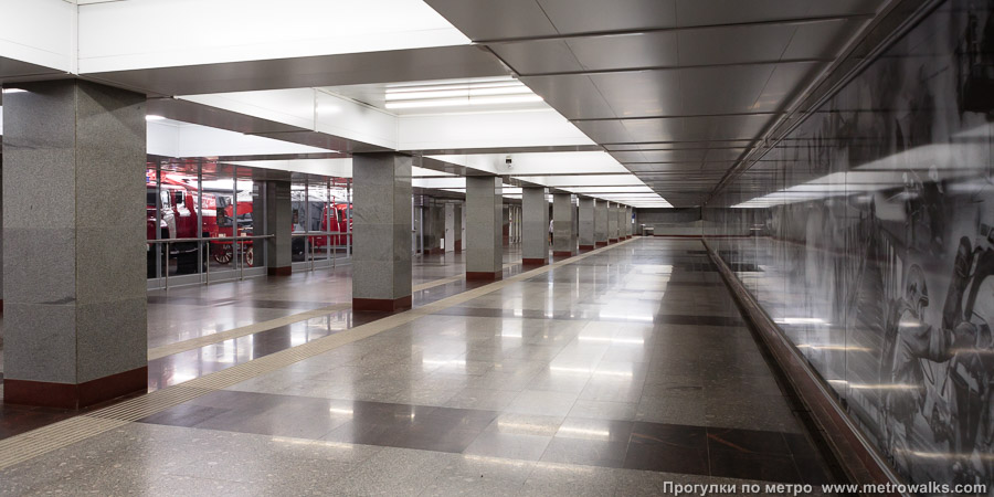 Станция Проспект Славы (Фрунзенско-Приморская линия, Санкт-Петербург). Коридор южного подземного перехода — фактически выставочный зал.