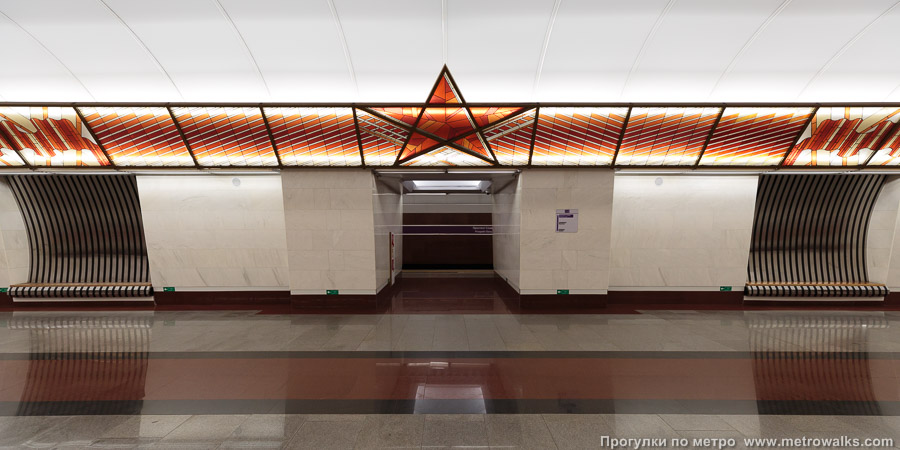 Станция Проспект Славы (Фрунзенско-Приморская линия, Санкт-Петербург). Поперечный вид, проходы между пилонами из центрального зала на платформу.