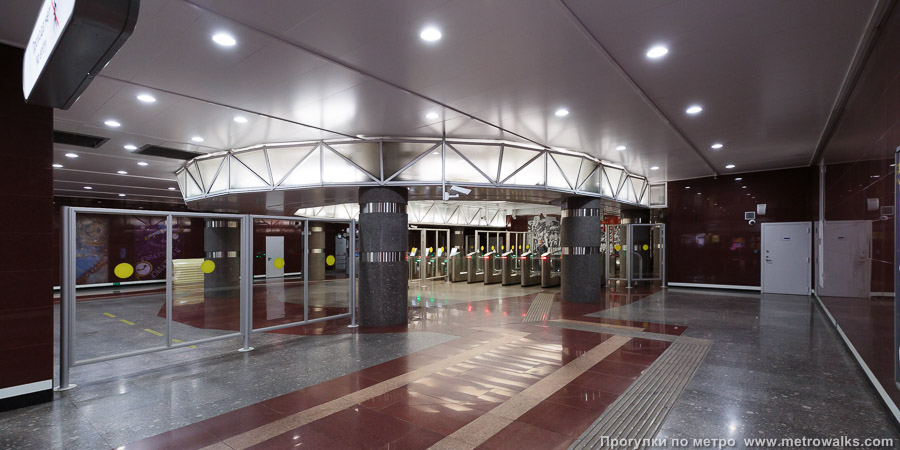 Станция Проспект Славы (Фрунзенско-Приморская линия, Санкт-Петербург). Внутри вестибюля станции, общий вид. Со стороны выхода.