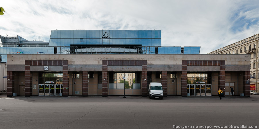 Станция Спасская (Правобережная линия, Санкт-Петербург). Наземный вестибюль станции. Вход расположен на уровне земли без необходимости спускаться или подниматься по лестницам, как на пересадочных станциях.