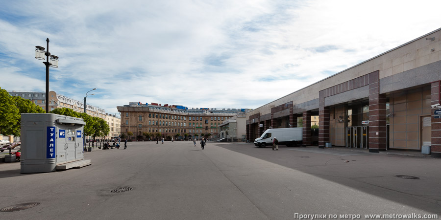 Станция Спасская (Правобережная линия, Санкт-Петербург). Общий вид окрестностей станции. На переднем плане — вестибюль Спасской, на заднем — вестибюль Сенной площади.