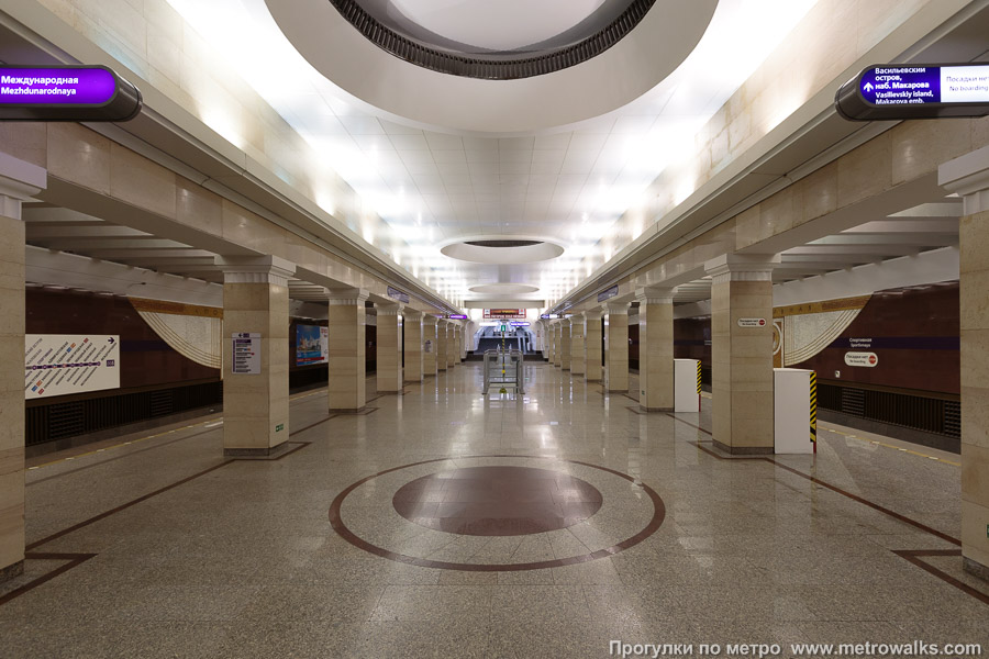 Станция Спортивная (Фрунзенско-Приморская линия, Санкт-Петербург). Продольный вид центрального зала. Нижний зал станции, юго-западная часть.