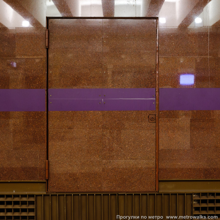 Станция Спортивная (Фрунзенско-Приморская линия, Санкт-Петербург). Декоративная технологическая дверь в стене.