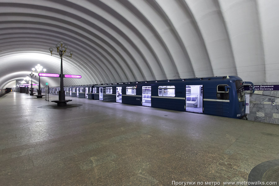Станция Старая Деревня (Фрунзенско-Приморская линия, Санкт-Петербург). Вид по диагонали. Для оживления картинки — с поездом.