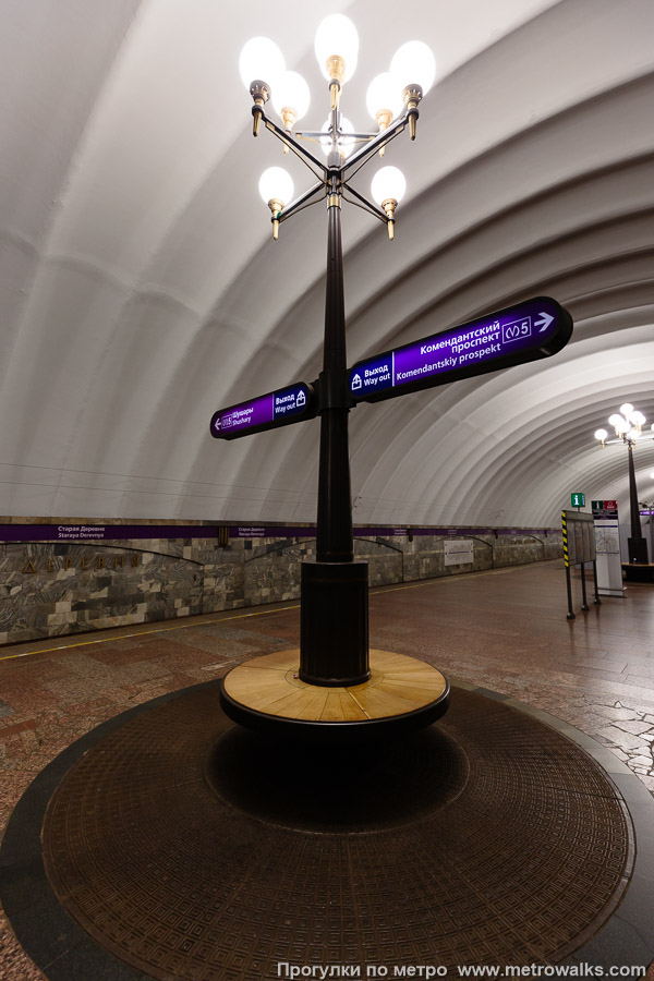 Станция Старая Деревня (Фрунзенско-Приморская линия, Санкт-Петербург). По оси станции установлено семь высоких светильников, стилизованных под городские фонари, с девятью плафонами каждый.