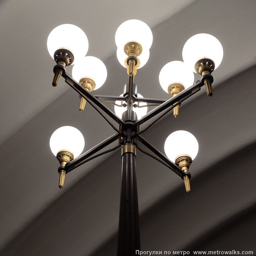 Станция Старая Деревня (Фрунзенско-Приморская линия, Санкт-Петербург). Светильник крупным планом.