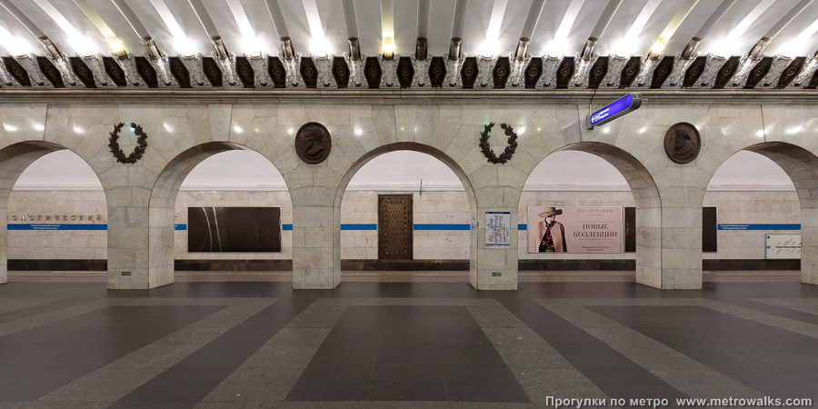 Станция Технологический институт (Кировско-Выборгская линия, Санкт-Петербург). Поперечный вид, проходы между колоннами из центрального зала на платформу.