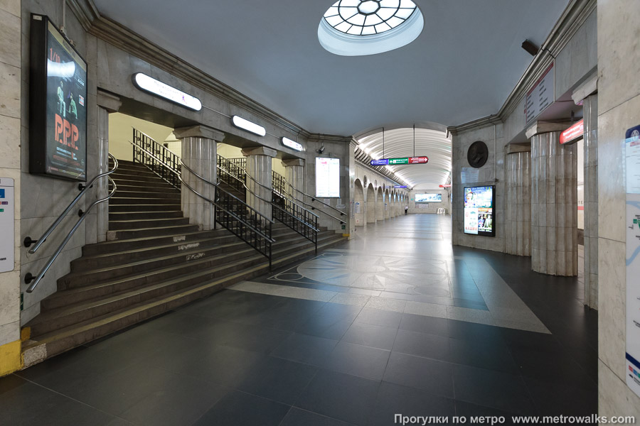 Станция Технологический институт (Московско-Петроградская линия, Санкт-Петербург). Около перехода во второй зал станции. Диагональный вид.