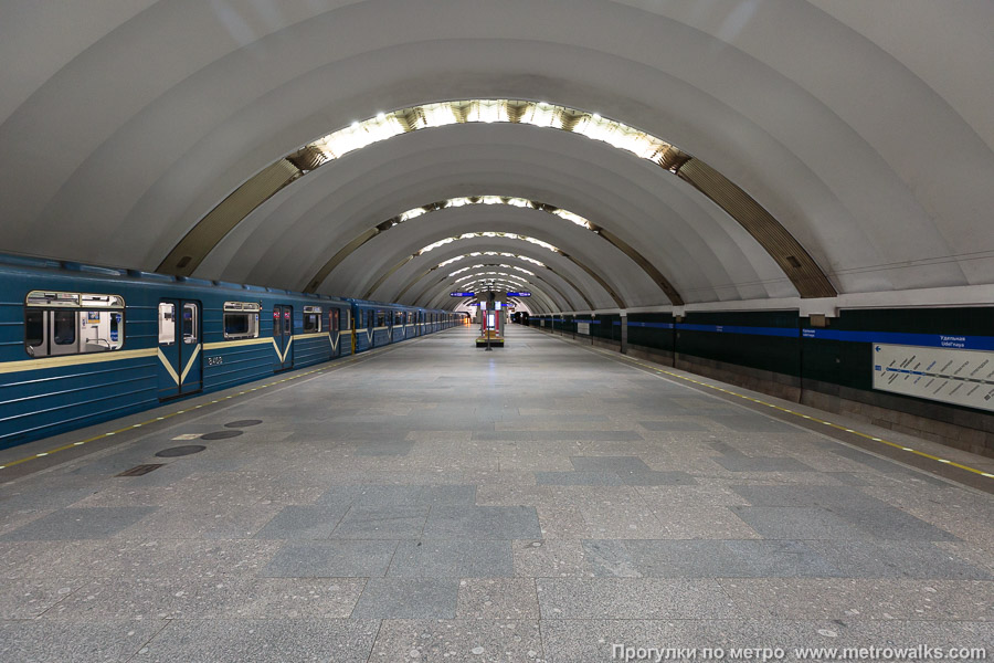 Станция Удельная (Московско-Петроградская линия, Санкт-Петербург). Общий вид по оси станции от входа в сторону глухого торца.
