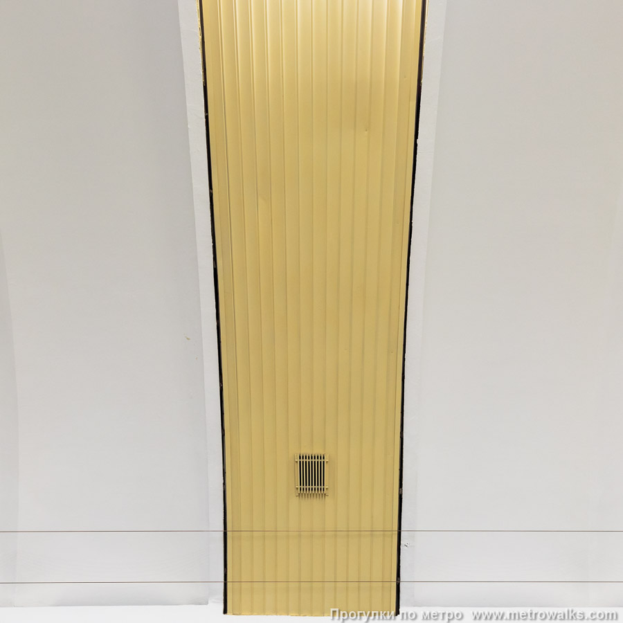 Станция Удельная (Московско-Петроградская линия, Санкт-Петербург). Декоративная отделка потолка. Дуги на своде раньше были из анодированного алюминия золотистого цвета, но в 2025 году их просто выкрасили в жёлтый цвет. Это вандализм.