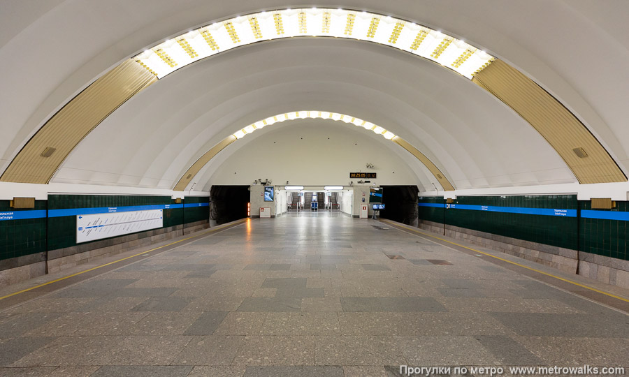 Станция Удельная (Московско-Петроградская линия, Санкт-Петербург). Часть станции около выхода в город. До 2024 года торцевая стена была облицована мрамором, в 2025 её просто покрасили.