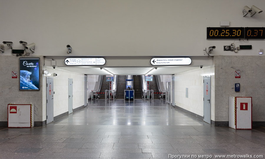 Станция Удельная (Московско-Петроградская линия, Санкт-Петербург). Выход в город, эскалаторы начинаются прямо с уровня платформы.