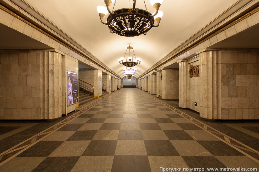 Станция Владимирская (Кировско-Выборгская линия, Санкт-Петербург). Центральный зал станции, вид вдоль от глухого торца в сторону выхода.