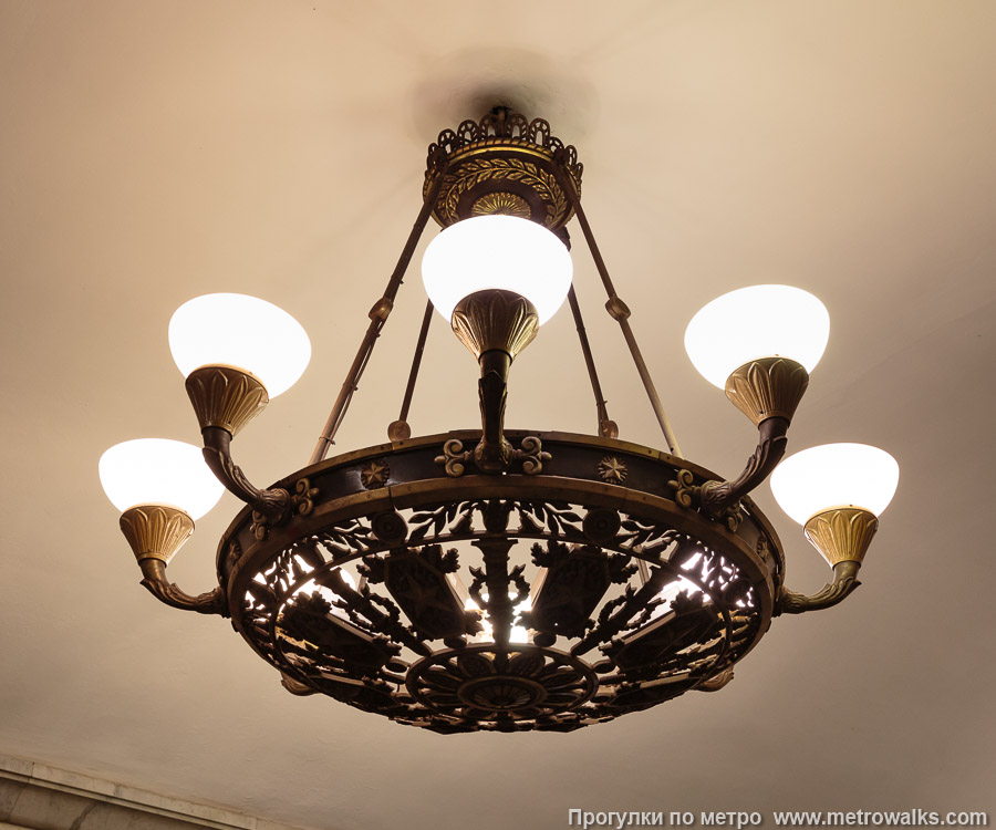 Станция Владимирская (Кировско-Выборгская линия, Санкт-Петербург). Светильник крупным планом.