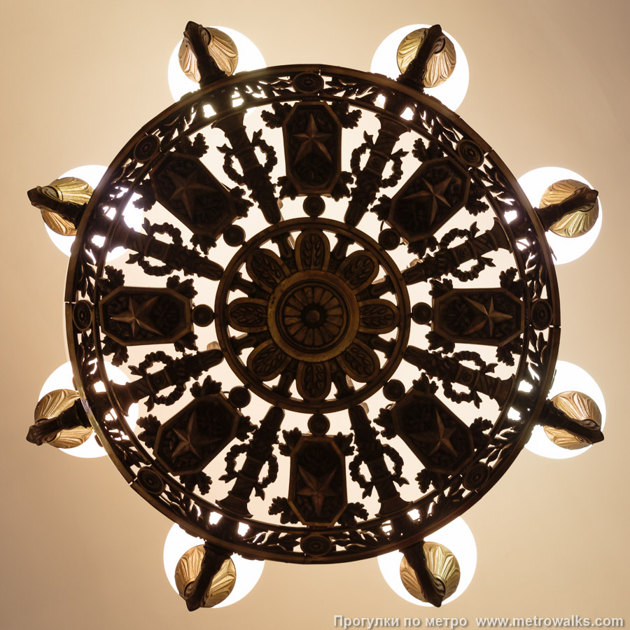 Станция Владимирская (Кировско-Выборгская линия, Санкт-Петербург). Люстра крупным планом — вид снизу.