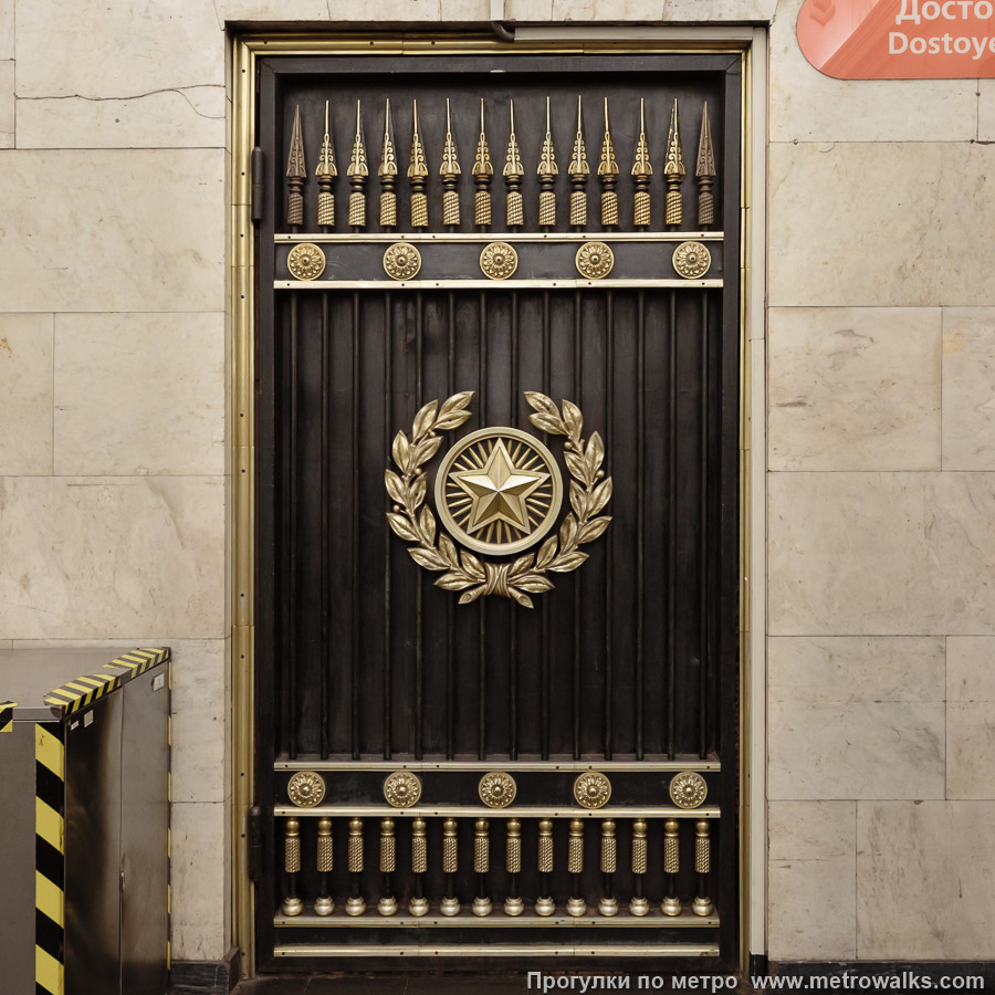 Станция Владимирская (Кировско-Выборгская линия, Санкт-Петербург). Декоративное оформление прохода к выходу.