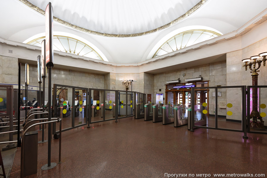 Станция Владимирская (Кировско-Выборгская линия, Санкт-Петербург). Эскалаторный зал вестибюля. Вид от эскалаторов в сторону выхода (справа) и входа (слева за перегородкой).
