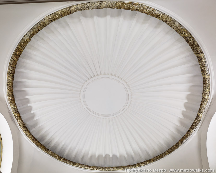 Станция Владимирская (Кировско-Выборгская линия, Санкт-Петербург). Потолок эскалаторного зала.