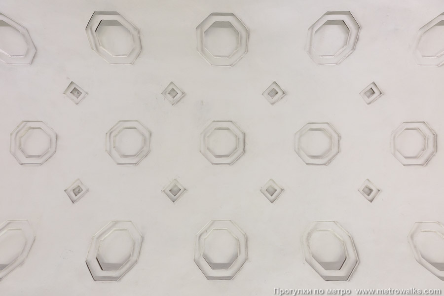 Станция Владимирская (Кировско-Выборгская линия, Санкт-Петербург). Декоративная отделка потолка в проходе к эскалаторам.